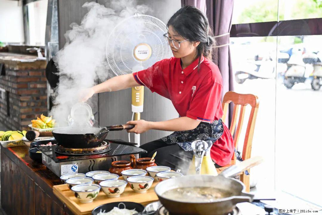 全网追的“扁担女孩”，找了一份暑假工，时薪12元 - 茂名生活资讯 - 茂名28生活网 mm.28life.net